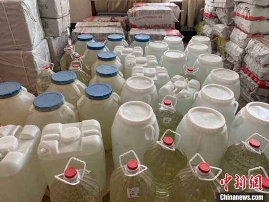 资料图为警方查获的散装白酒。青海省人民检察院供图