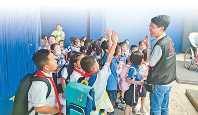 图为研学旅行指导师韩天雷（右一）带领学生在陕西西安的西影电影博物馆活动。　　郑 巧摄（影像中国）