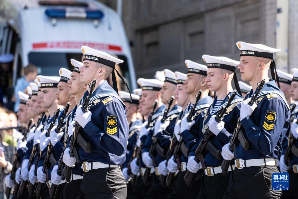 5月9日，在俄罗斯符拉迪沃斯托克市，海军士兵参加阅兵式。新华社发（郭飞洲摄）