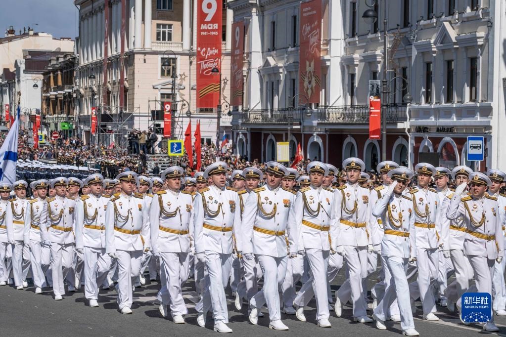 5月9日，在俄罗斯符拉迪沃斯托克市，军人参加阅兵式。新华社发（郭飞洲摄）