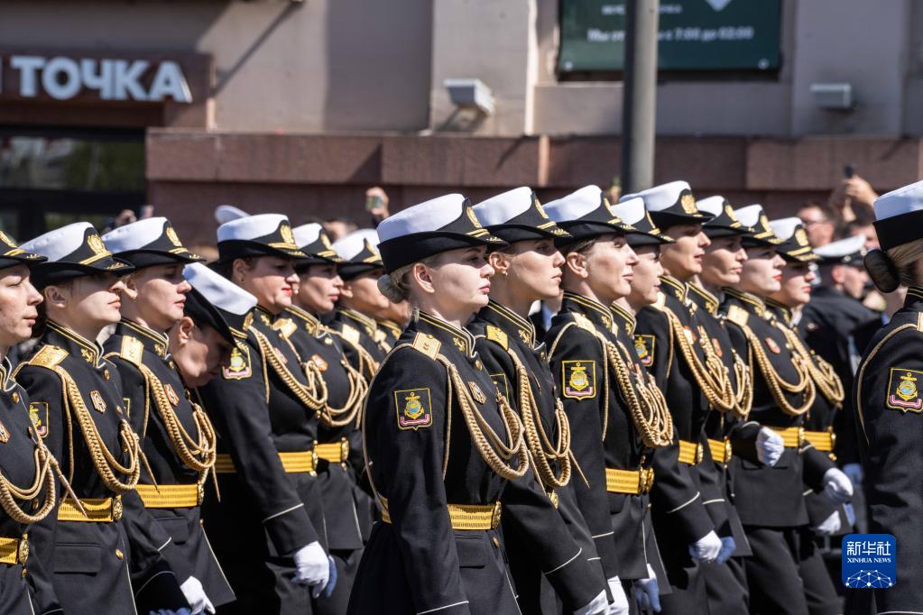 5月9日，在俄罗斯符拉迪沃斯托克市，军人参加阅兵式。新华社发（郭飞洲摄）