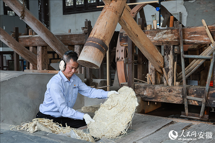 宣纸制作工艺——制帘。人民网记者 张俊摄