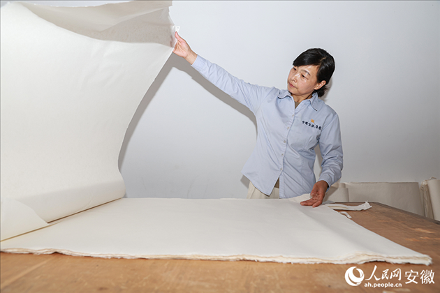 制帘需要将蔑条通过专门的小孔磨细。人民网记者 张俊摄