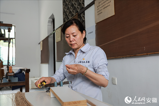 捞纸需要两位师傅默契配合。人民网记者 张俊摄