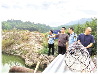 图为生态环境执法人员对建宁县某养鳗企业的污染防治设施运行情况及排污许可制度落实情况开展督查，确保尾水达标排放。 （资料图片）