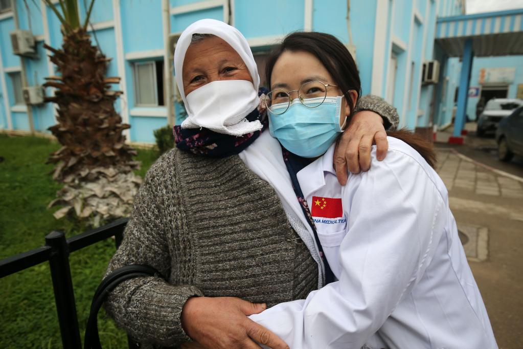 2023年2月27日，在阿尔及利亚艾因迪夫拉，63岁的阿里里·赫依拉（左）到医院感谢中国援阿医疗队医生李洪玲。