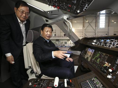△2014年5月23日，习近平总书记坐在中国商飞设计研发中心C919大型客机展示样机驾驶室，了解相关情况。