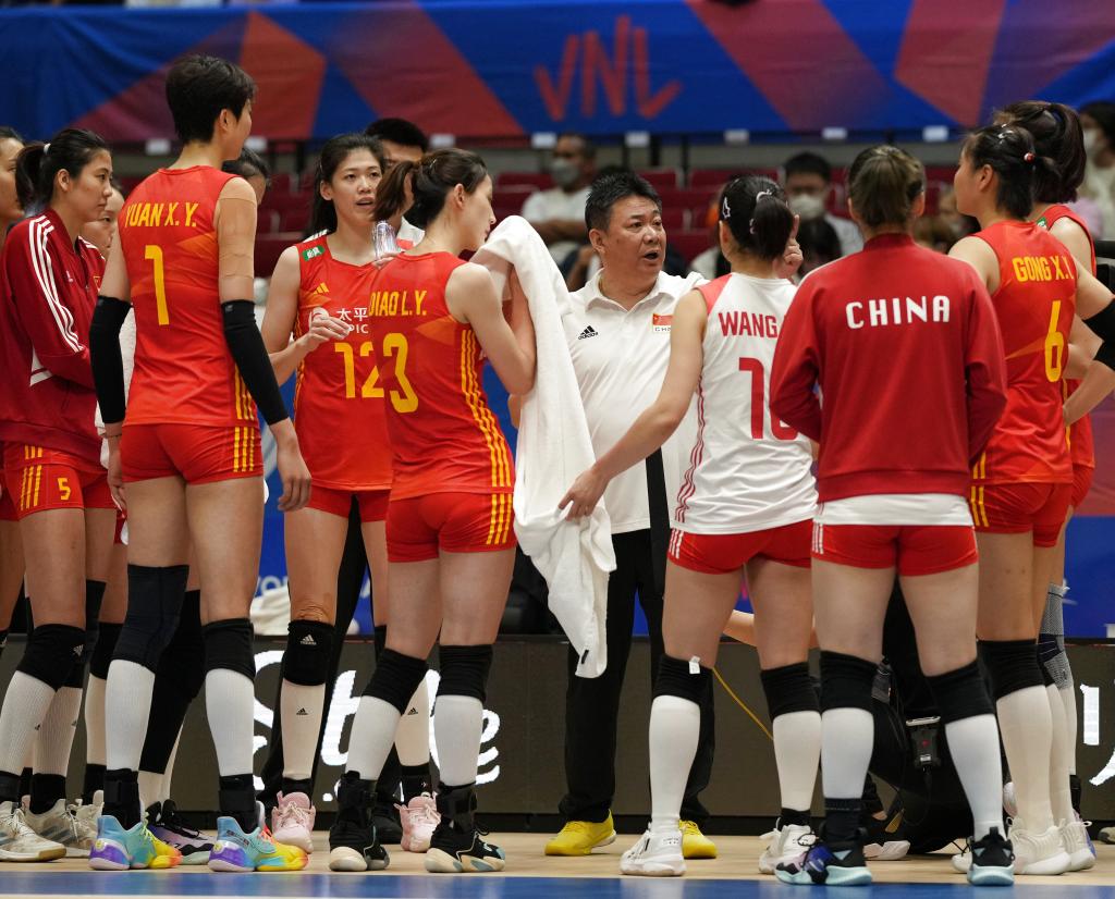 5月31日，中国队主教练蔡斌（右五）在比赛间隙指导球员。新华社记者 张笑宇 摄