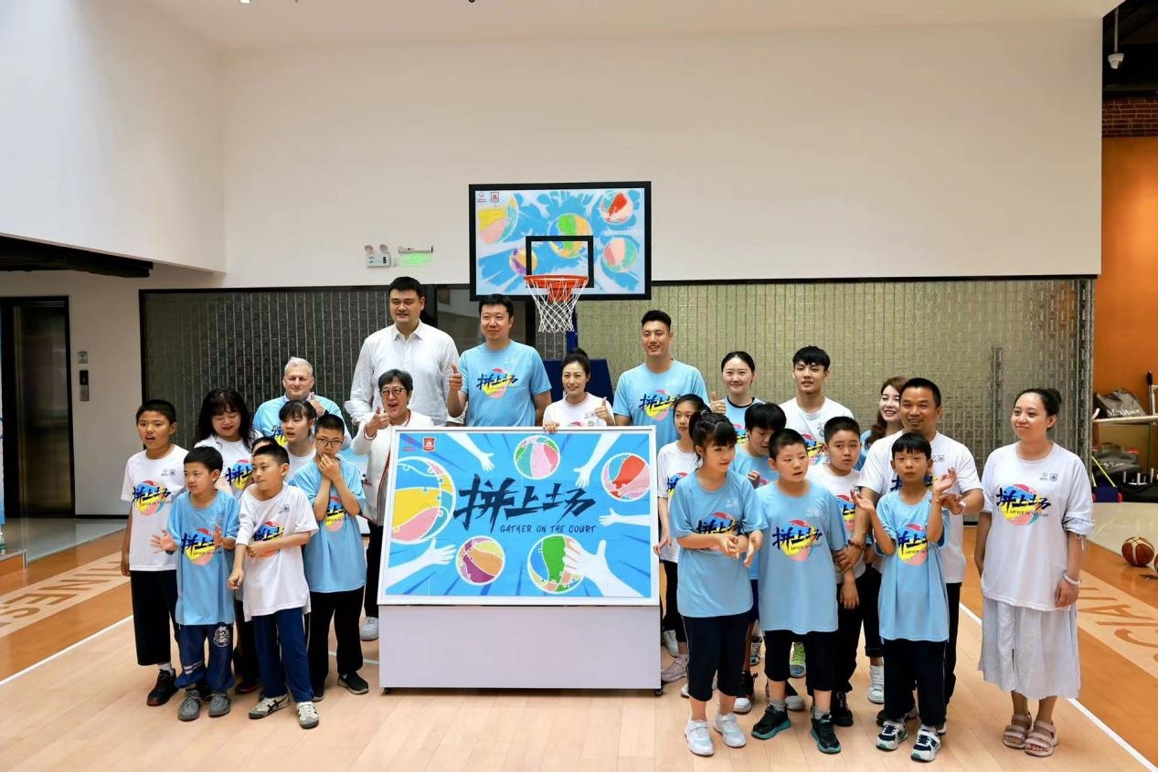 嘉宾与特奥小运动员在活动结束后合影。人民网记者 郝帅摄