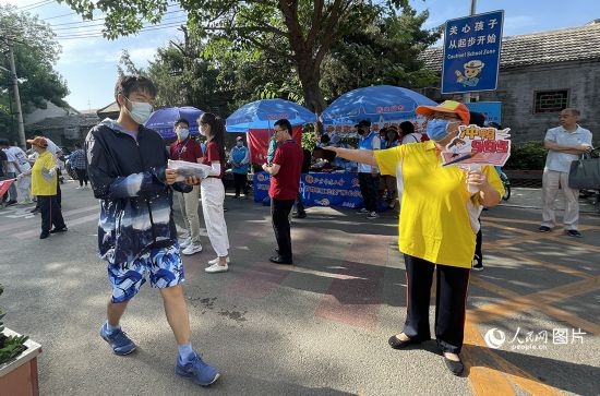 6月7日早8点，北京市第五中学门口考生正在按规定进入考场。人民网记者 池梦蕊摄