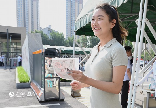 6月7日高考第一天，早上8点，一名考生充满自信地步入郑州市十一中考点。人民网记者 王玉兴摄