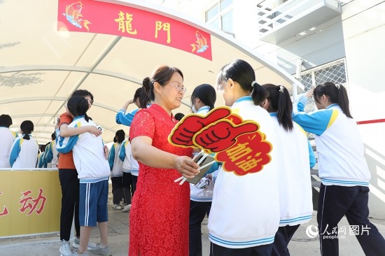 6月7日一早，雄安新区安新中学老师在给同学们加油鼓劲儿。人民网 李兆民摄