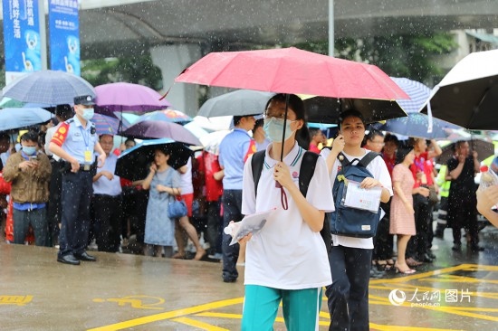 6月7日，海南华侨中学（高中部）考点，学子冒雨奔赴考场。人民网记者 孟凡盛摄