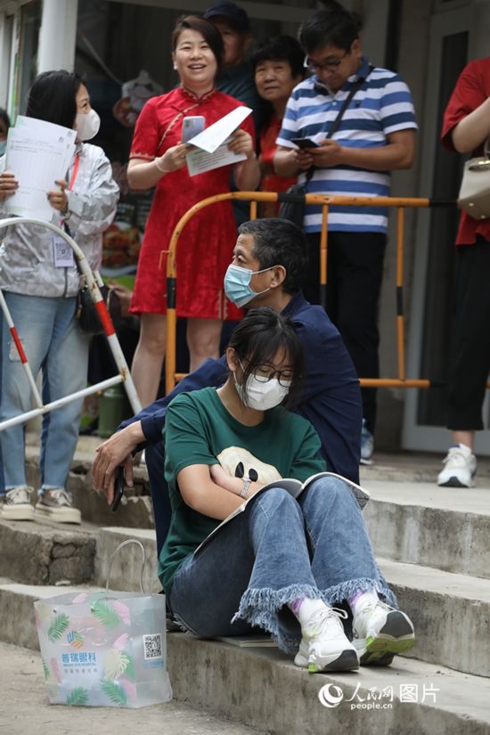 6月7日，沈阳市第一中学，学子靠在父亲身边做最后的冲刺。人民网 周颂雪摄