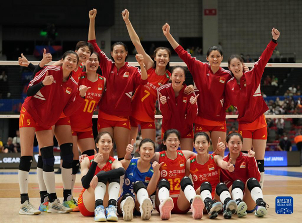 6月3日，中国队球员在比赛后庆祝胜利。当日，在日本名古屋举行的2023世界女排联赛分站赛中，中国队以3比1战胜荷兰队。新华社记者 张笑宇 摄