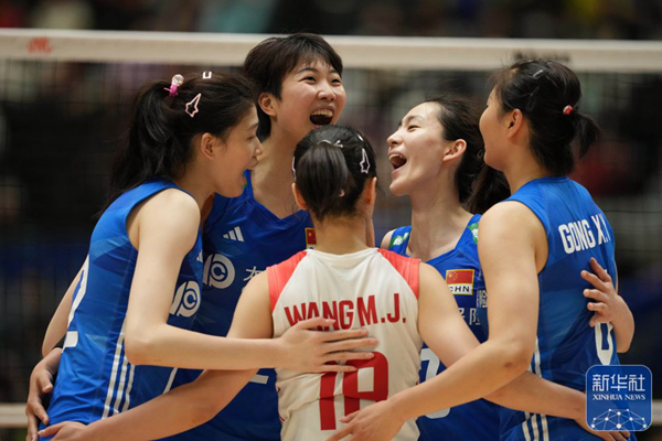 6月4日，中国队球员庆祝得分。当日，在日本名古屋举行的2023世界女排联赛分站赛中，中国队以3比0战胜日本队。新华社记者 张笑宇 摄