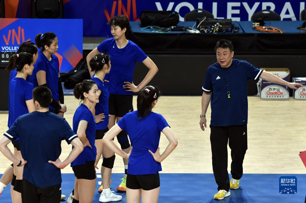 6月10日，中国女排主教练蔡斌（右）指导队员训练。当日，中国女排在香港体育馆进行训练，备战将于6月13日至18日举行的2023世界女排联赛中国香港站比赛。新华社记者 卢炳辉 摄
