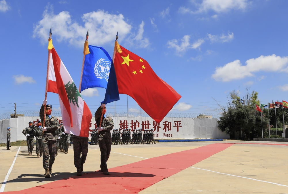 在黎巴嫩南部辛尼亚村的中国维和部队营区，中国维和部队官兵在受勋后通过观礼台（2022年7月1日摄）。联合国驻黎巴嫩临时部队（联黎部队）当日授予中国第20批赴黎巴嫩维和部队全体410名官兵联合国“和平勋章”，以表彰他们为黎巴嫩南部地区和平稳定作出的突出贡献。新华社记者 刘宗亚 摄