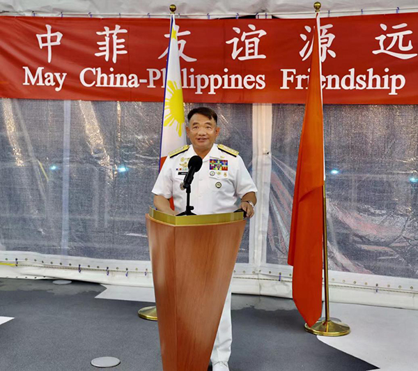菲海军司令阿达奇代表菲马科斯总统欢迎“戚继光”舰到访。中国驻菲律宾大使馆供图