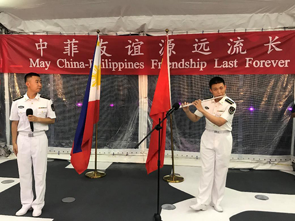 舰上官兵表演歌舞、民乐、武术等节目。中国驻菲律宾大使馆供图