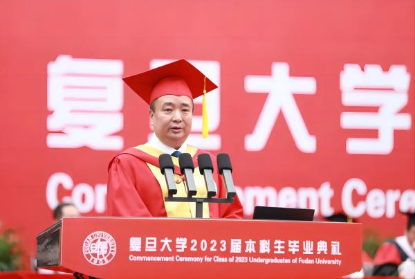 中国科学院院士、复旦大学校长金力在2023届本科生毕业典礼上讲话。校方供图