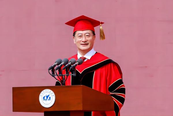 中国工程院院士、北京航空航天大学校长王云鹏在2023届毕业典礼上讲话。校方供图