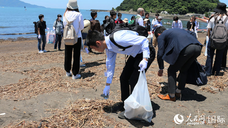 学生们体验海岸清扫。人民网 许可摄