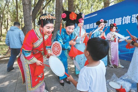 昨天上午，“奋进新征程 建功新时代”2023年怀柔区第十八届京韵满乡文化旅游节正式开幕，丰富多彩的文化演出吸引大批游客来此体验别具特色的满族文化。本报记者 甘南摄