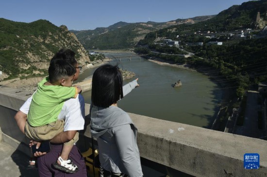 6月23日，游人在黄河三门峡大坝风景区内游览。