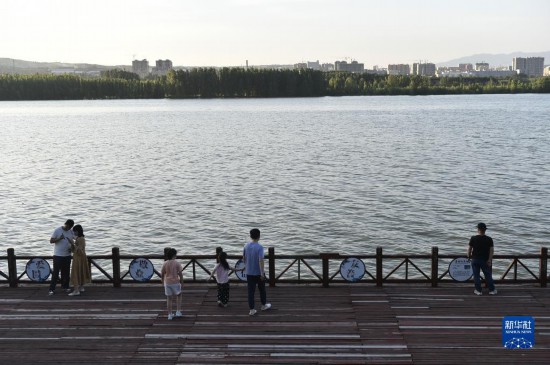 6月23日，游人在三门峡市黄河公园内休闲。