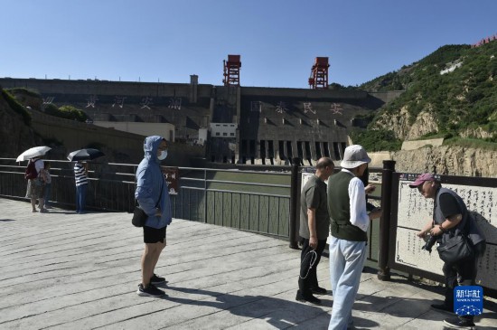 6月23日，游人在黄河三门峡大坝风景区内游览。