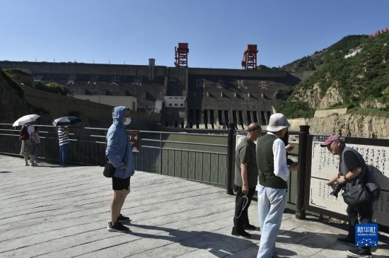 6月23日，游人在黄河三门峡大坝风景区内游览。