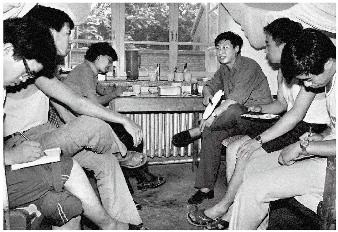 1984年7月29日，习近平与中国人民大学暑期社会实践团成员在正定县政府招待所宿舍座谈。（图源：《习近平与大学生朋友们》）