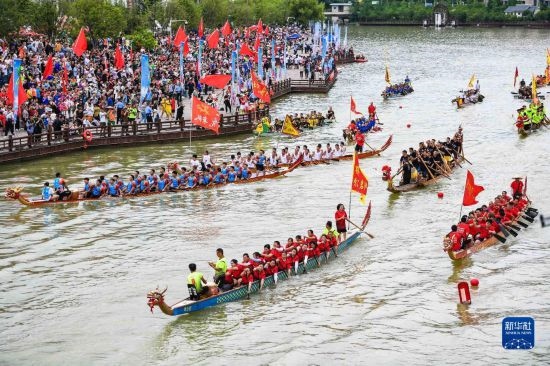 6月23日，在贵州省黔东南苗族侗族自治州施秉县举行的独木龙舟节上，独木龙舟进行水上巡游。