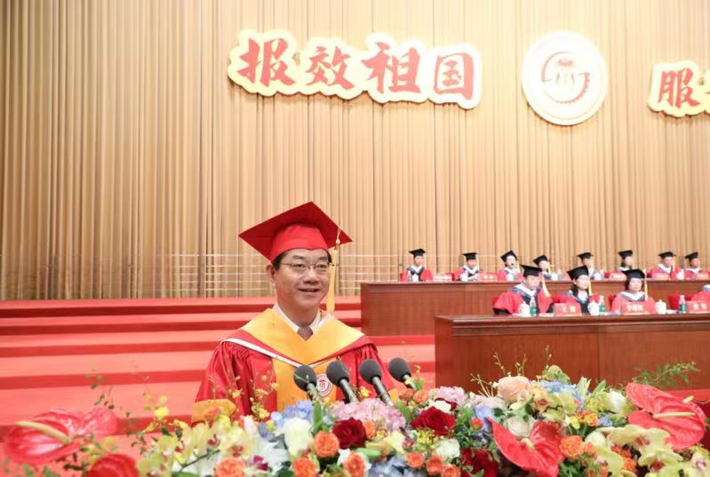 上海交通大学医学院院长范先群在2023届毕业典礼讲话。校方供图