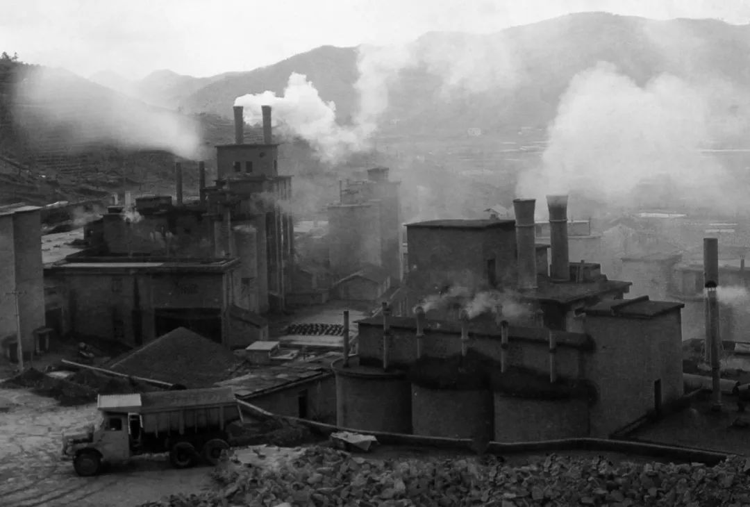 上世纪80年代，余村开矿山、办水泥厂。（图源：安吉县委宣传部）