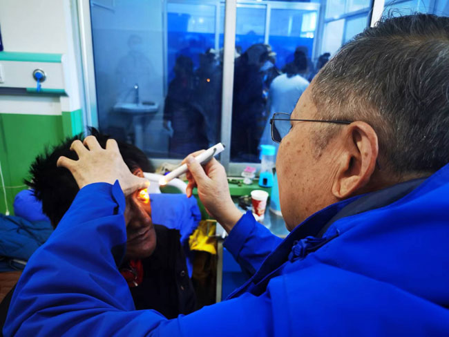 王利华医生对藏族老人次白的白内障手术进行术后复检。人民网记者 李栋摄