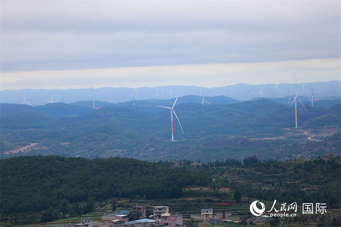 位于云南省曲靖市富源县的富源西风电基地。（人民网 李发兴摄）