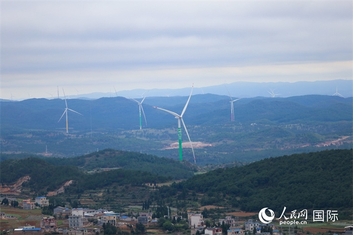 图为位于云南省曲靖市富源县的富源西风电基地。（人民网 李发兴摄）