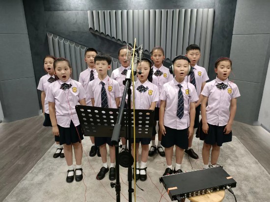 文县东坝童声合唱团的孩子们在央视录音棚里。