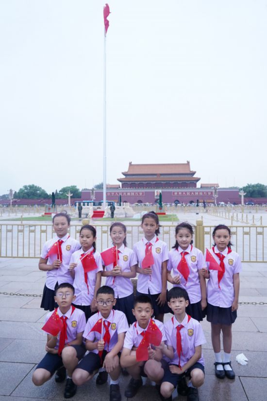 文县东坝童声合唱团的孩子们在天安门广场合影。