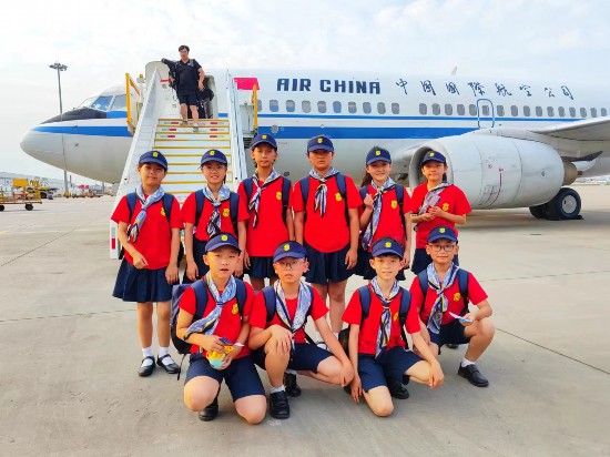 文县东坝童声合唱团的孩子们抵达北京。