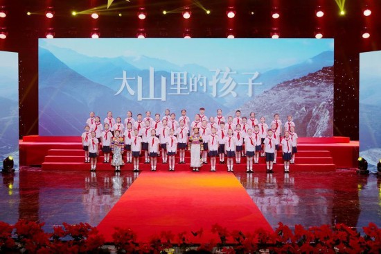 文县东坝童声合唱团的孩子们在甘肃广播电视总台青少频道录节目。