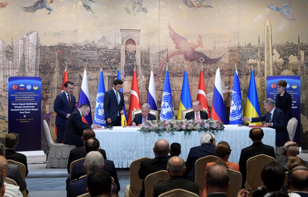 2022年7月22日，在土耳其伊斯坦布尔多尔玛巴赫切宫，土耳其国防部长阿卡尔（右）、联合国秘书长古特雷斯（中左）与乌克兰基础设施部部长库布拉科夫（左）在签署协议。当日，土耳其、俄罗斯、乌克兰和联合国代表在土耳其最大城市伊斯坦布尔就从黑海港口外运农产品问题举行签署协议仪式。新华社记者沙达提摄