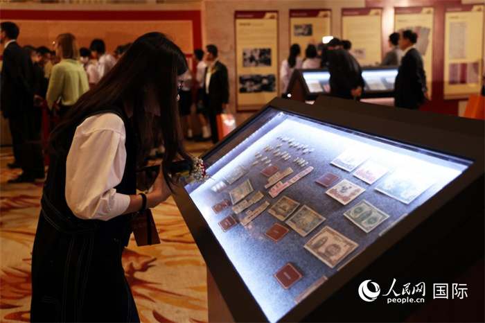 观众在“三江出海 一纸还乡”侨批历史文化展上观赏展品。人民网记者杨一摄