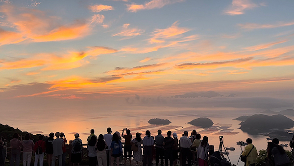 摄影爱好者和游客在花竹村拍摄海上日出。人民网 高清扬摄