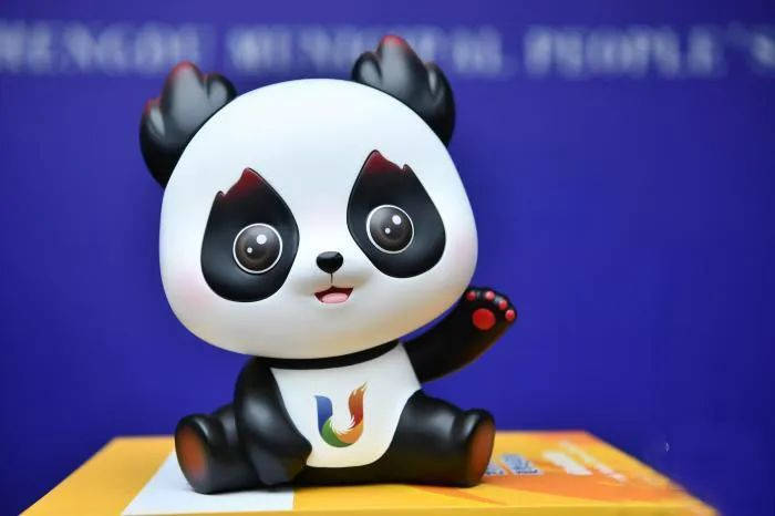 大熊猫是成都的城市文化名片。今年夏天，第31届世界大学生夏季运动会将在成都举办，吉祥物“蓉宝”作为大运使者，向世界展示中国魅力。（中新网 张浪 摄）