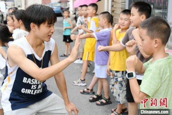 广西大学生暑期“三下乡”助力儿童快乐成长