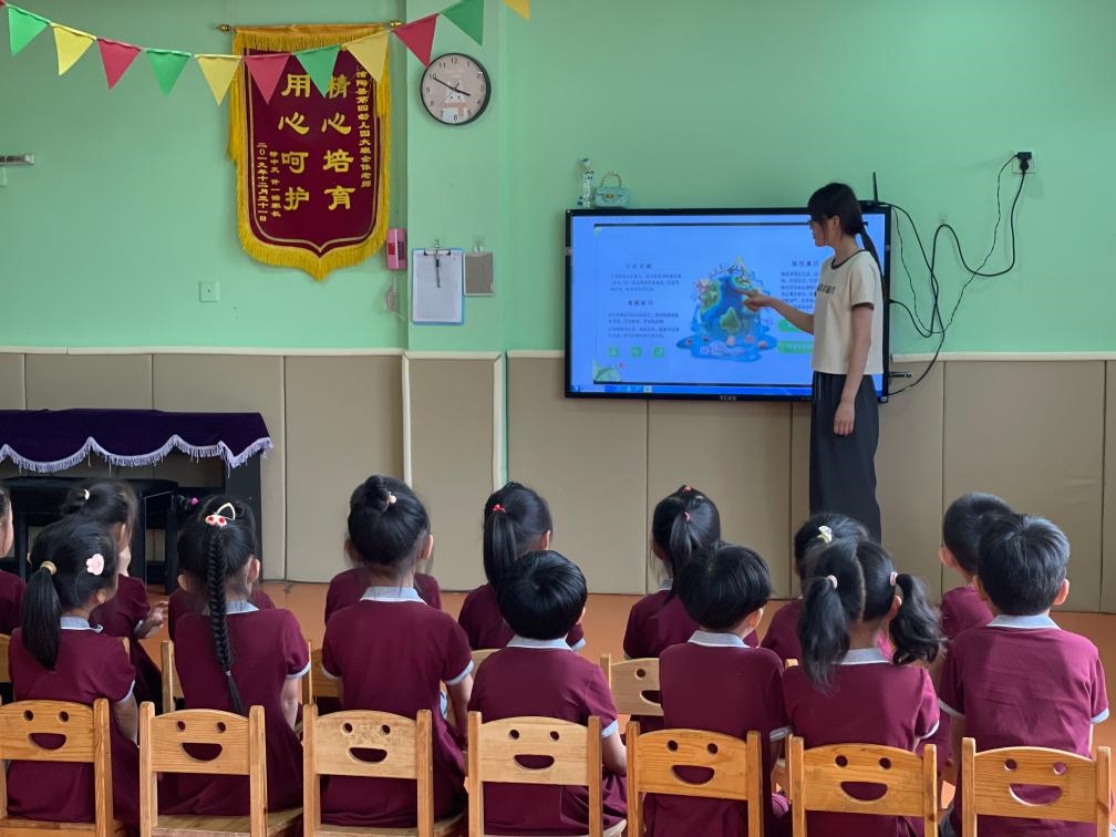 7月12日，河北邯郸馆陶县第四幼儿园中班正在上“保护地球”主题班会课。新华社记者赵鸿宇摄