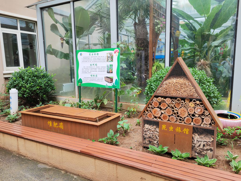 7月14日，大连市甘井子区实验小学“识嫣园”里的堆肥箱。新华社记者张博群摄